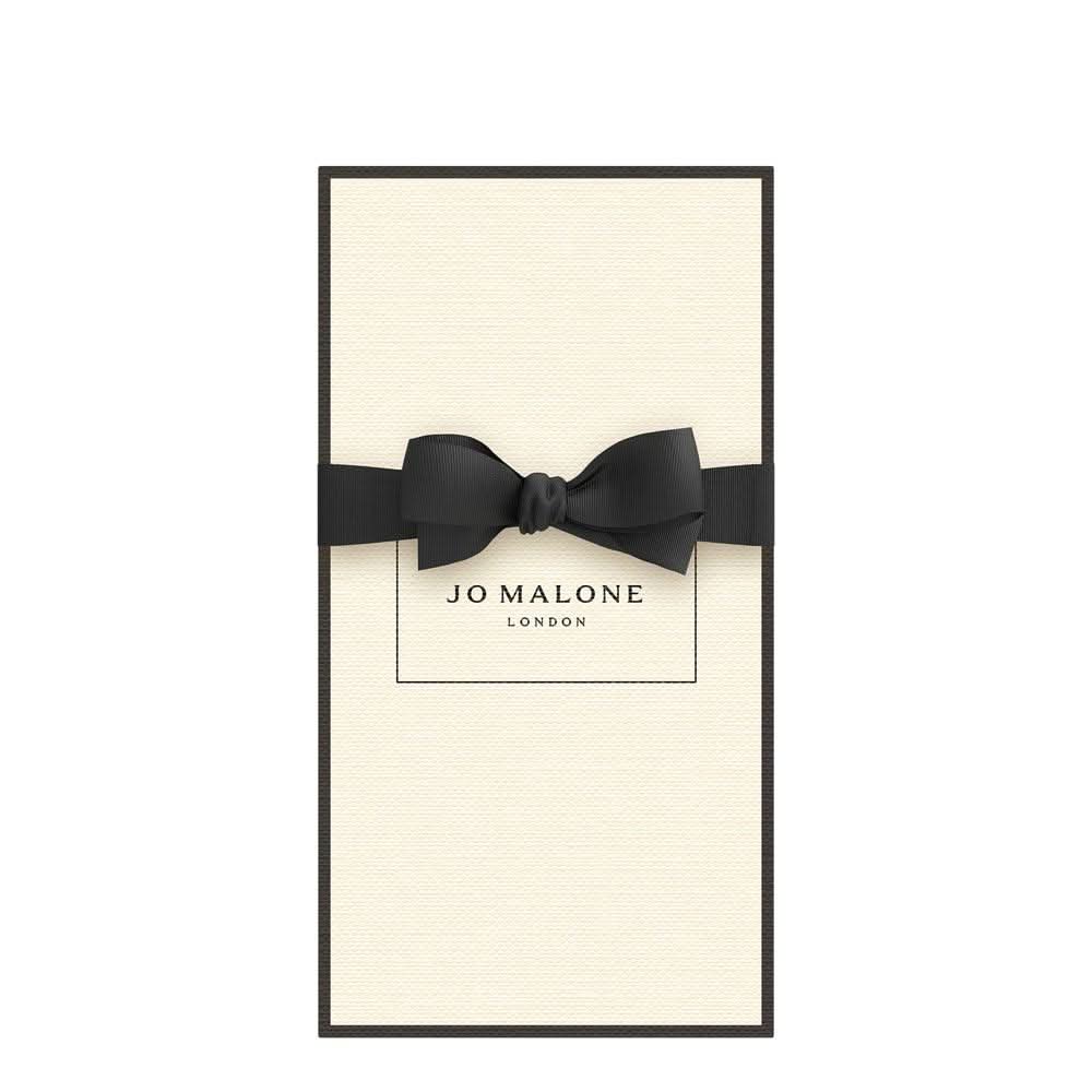 Blackberry & Bay Cologne Eau De Cologne Jo Malone London Blackberry & Bay is a captivating Eau de Cologne that embodies the essence of a sunlit walk through a lush orchard, capturing the invigorating freshness of ripe blackberries and the vibrant greenery