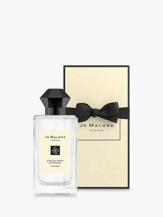 English Pear & Freesia Cologne Eau De Cologne Jo Malone London English Pear & Freesia is an elegant and refreshing Eau de Cologne that evokes the charm of an English orchard in full bloom. This fragrance harmoniously blends the crisp sweetness of ripe pea