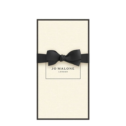 Nectarine Blossom & Honey Cologne Jo Malone London Nectarine Blossom & Honey is a vibrant and delectable Eau de Cologne that captures the essence of a sun-drenched orchard in full bloom. This fragrance beautifully balances the juicy sweetness of ripe nect