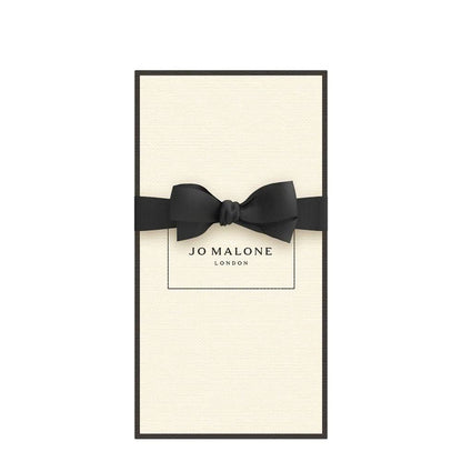 Blackberry & Bay Cologne Eau De Cologne Jo Malone London Blackberry & Bay is a captivating Eau de Cologne that embodies the essence of a sunlit walk through a lush orchard, capturing the invigorating freshness of ripe blackberries and the vibrant greenery