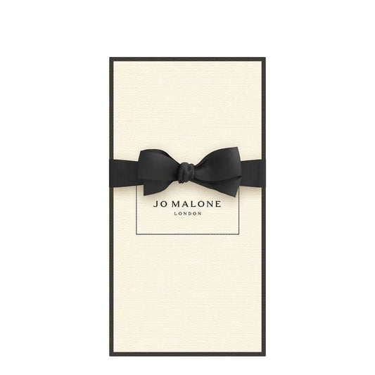 Blackberry & Bay Cologne Eau De Cologne Jo Malone London Blackberry & Bay is a captivating Eau de Cologne that embodies the essence of a sunlit walk through a lush orchard, capturing the invigorating freshness of ripe blackberries and the vibrant greenery