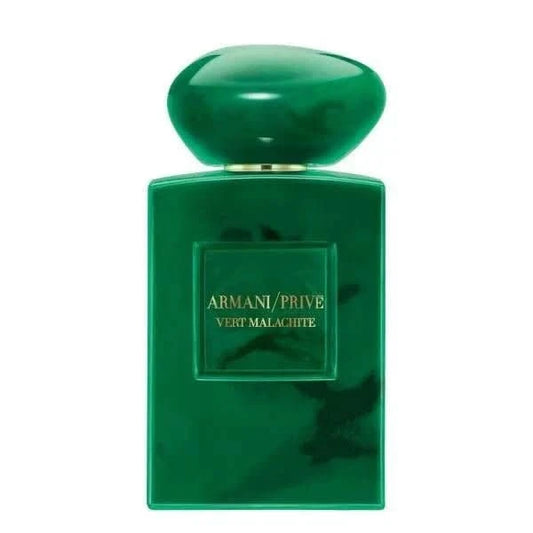 Vert Malachite Eau De Parfum “La Collection de Terres Précieuses” gathers the artistic fragrance creations of Giorgio Armani, crafted as a tribute to the countries and cultures that have inspired him. Vert Malachite celebrates the power and passion associ