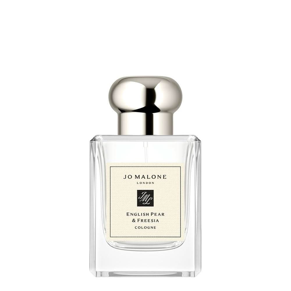 English Pear & Freesia Cologne Eau De Cologne Jo Malone London English Pear & Freesia is an elegant and refreshing Eau de Cologne that evokes the charm of an English orchard in full bloom. This fragrance harmoniously blends the crisp sweetness of ripe pea